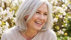 No more hair dye: the new trend that covers grey hair and makes you look younger