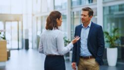 4 phrases to end a conversation intelligently: experts call them assertive, others say they’re just manipulative